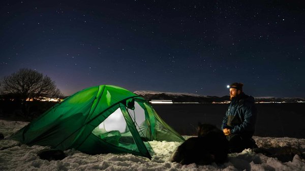Comment préparer un itinéraire de camping pour découvrir les fjords et glaciers norvégiens?